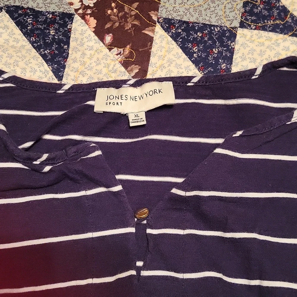 EUC Blue/White Striped Top. Button V-neck. 3/4 sleeves. Size XL - Picture 4 of 8